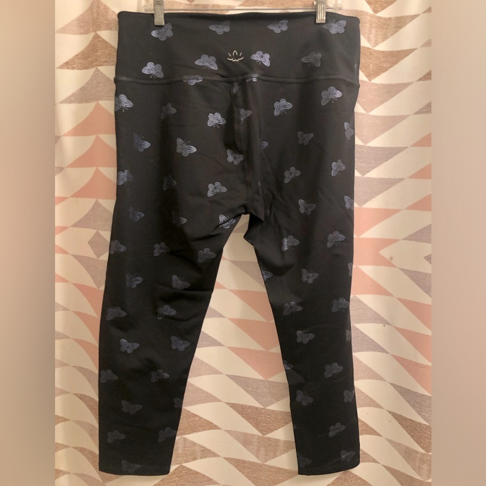 ๐ BEYOND YOGA BLK LEGGINGS W/ METALLIC BUTTERFLY PRINT- 2X! ๐ - Picture 6 of 13